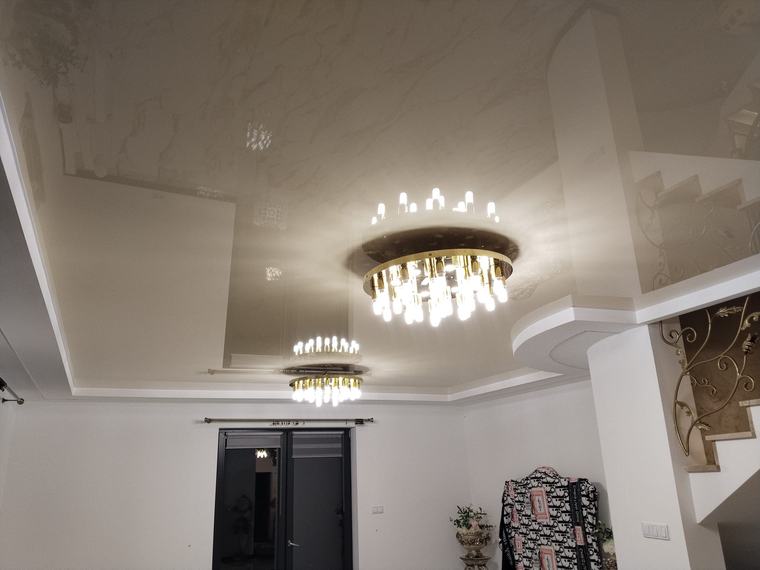 Salon z marmurowym połyskiem i żyrandolami - Warszawa