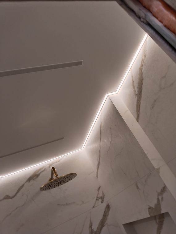 Salon - linie LED przy marmurowej ścianie - Rzeszów